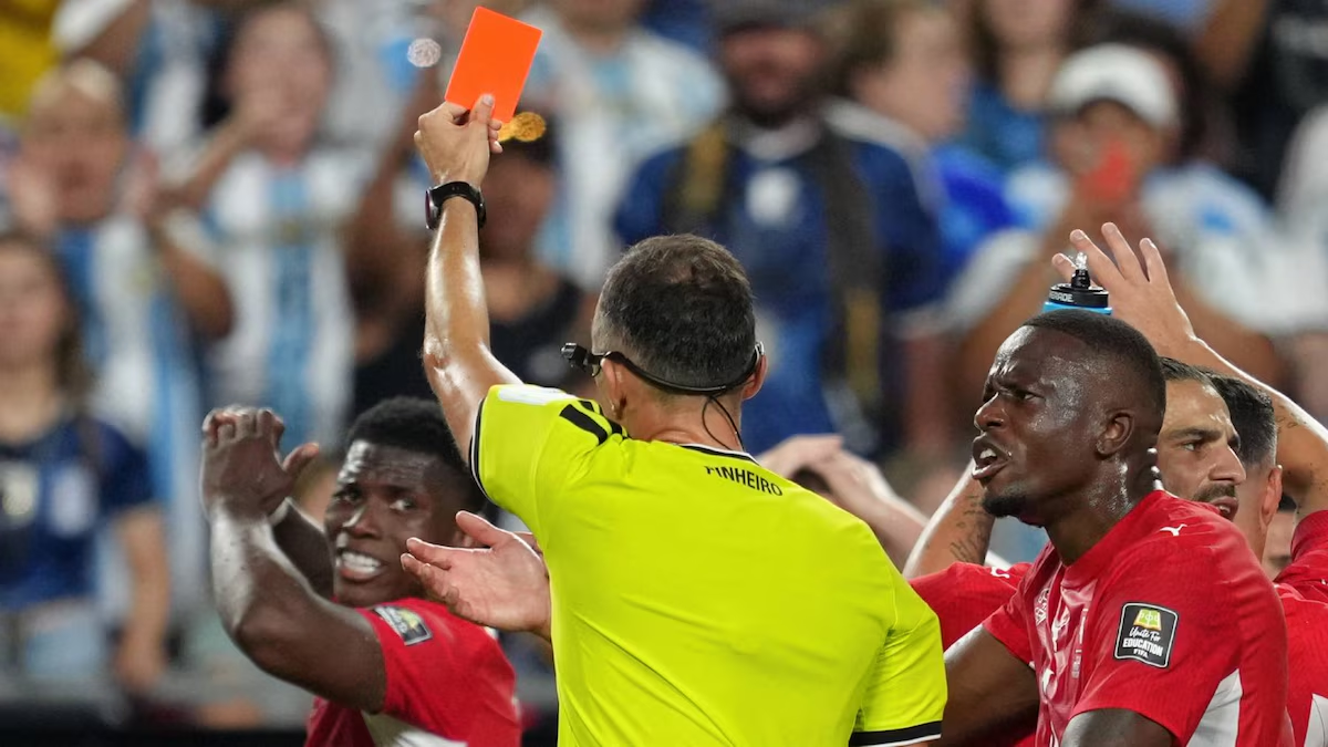 ¿Sí le ayudaron a Argentina? Suizo Breel Embolo no debió ser expulsado en partido de cuartos del Mundial