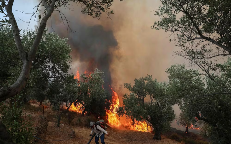 Muer*n 3 bomberos en Grecia durante combate a incendio forestal; megaincendios en Francia y España se estabilizan
