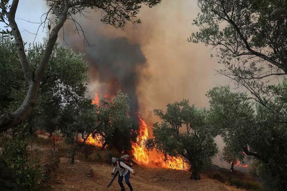 Muer*n 3 bomberos en Grecia durante combate a incendio forestal; megaincendios en Francia y España se estabilizan