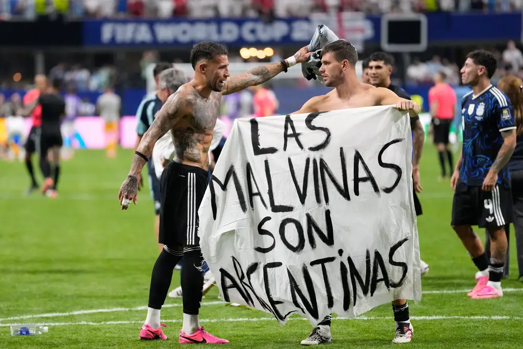 FIFA abre procedimiento a Argentina por pelea y pancarta de las Malvinas en el Mundial