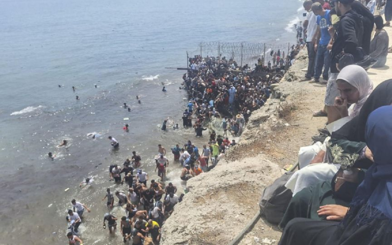 Caos en España: miles de marroquíes ingresan a Ceuta y gobierno local pide el cierre de la frontera