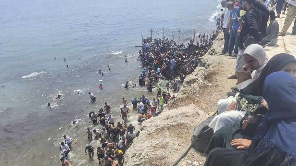Caos en España: miles de marroquíes ingresan a Ceuta y gobierno local pide el cierre de la frontera