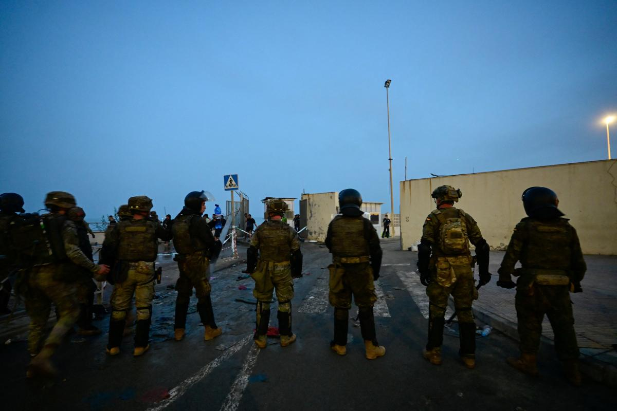 España despliega al Ejército en Ceuta tras ingreso masivo de migrantes desde Marruecos