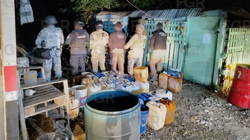 Decomisan más de 2 mil litros de «huachicol» y hallan cuatro tomas clandestinas en Ayotlán, Jalisco