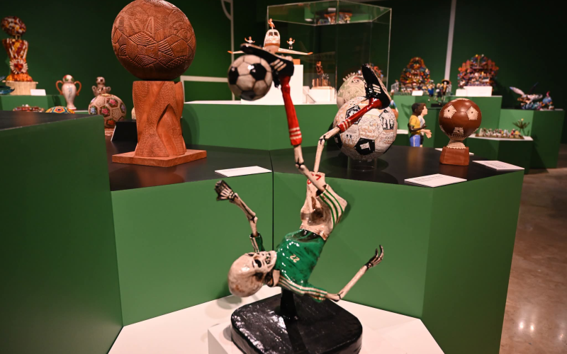 Del balón al barro: artesanos reinventan la pasión por el fútbol