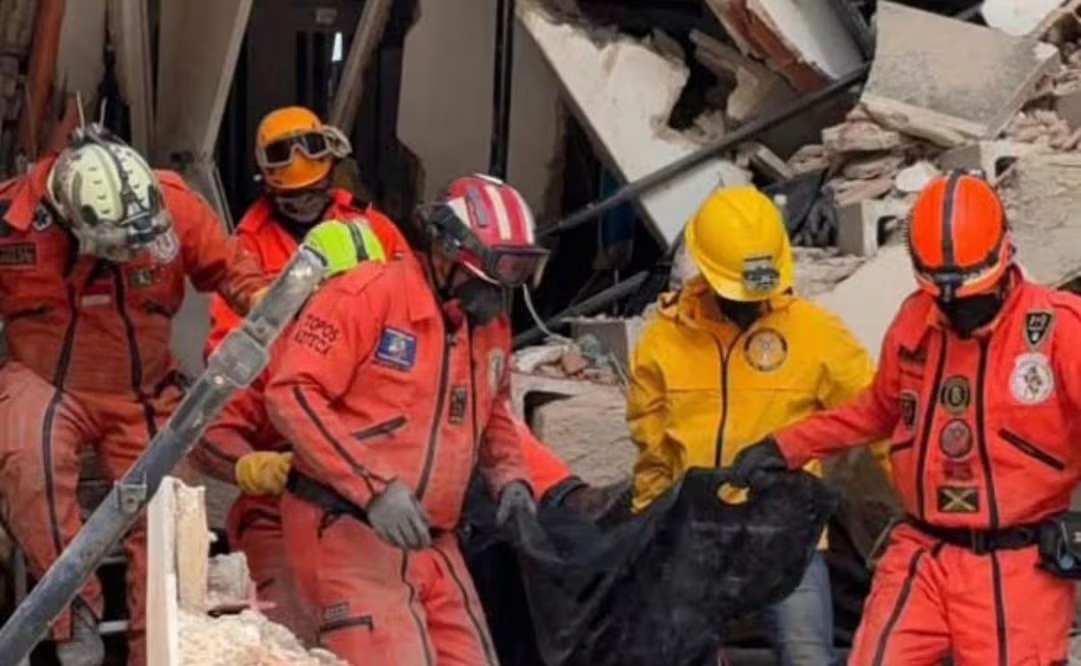 Topos Azteca permanecerá en Venezuela tras terremotos; «aún hay señales de vida bajo los escombros», afirman