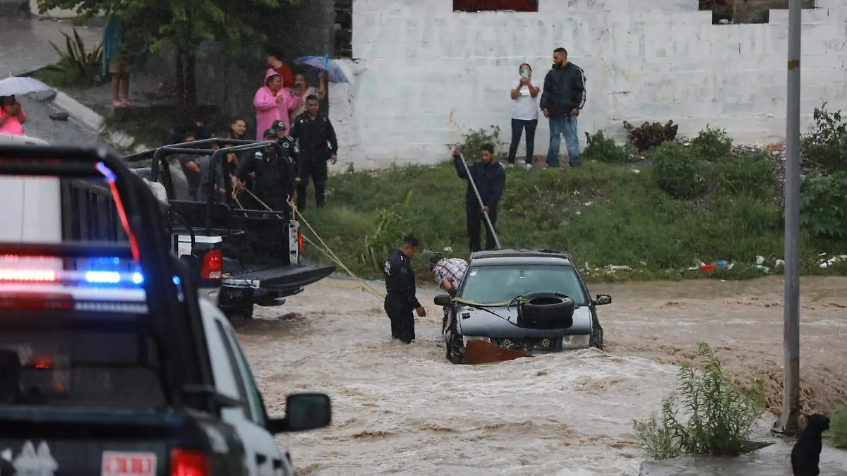Rescatan a adulto mayor atrapado por corriente durante lluvias en Saltillo