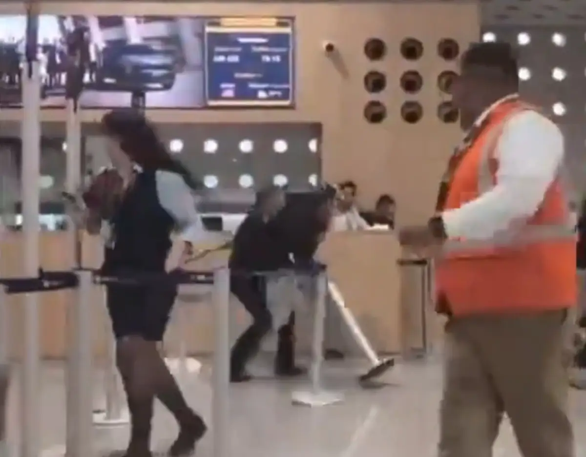 Arman batalla campal en sala de espera del AICM (video)