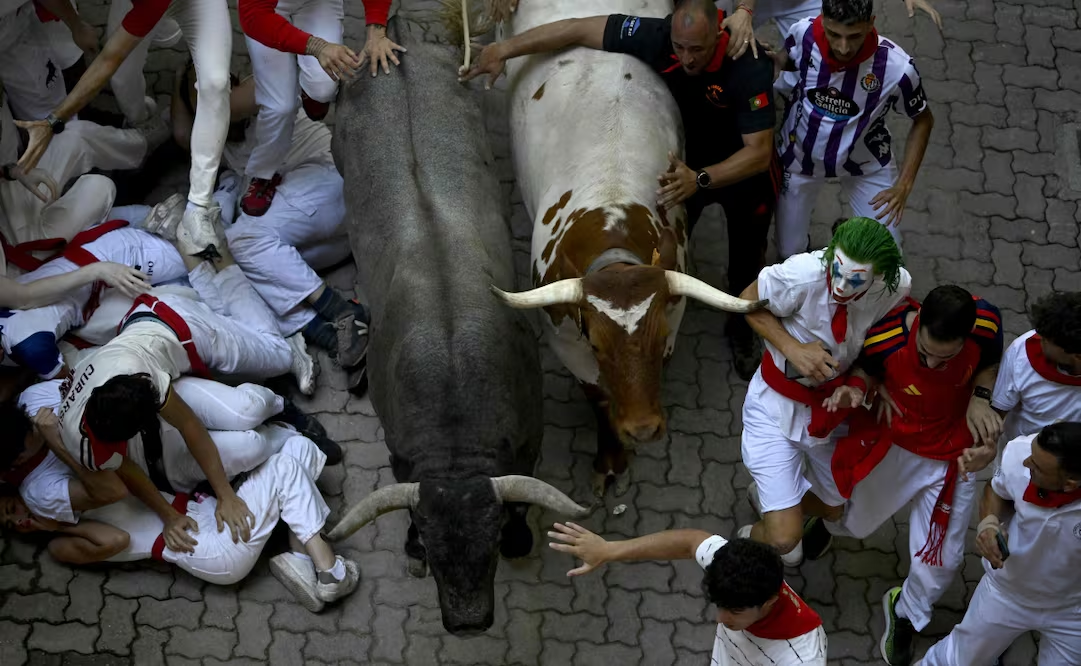 Mujer resulta corneada en el rostro durante el quinto encierro de San Fermín; 12 personas más fueron atendidas