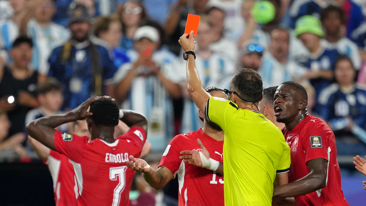 DT de Suiza explota contra el arbitraje tras caer ante Argentina: ‘No lo merecemos. Destruyó nuestro partido’