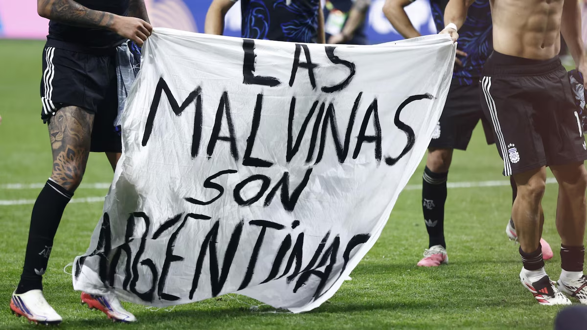 Reino Unido exige a la FIFA investigar cartel de Argentina que decía: ‘Las Malvinas son argentinas’