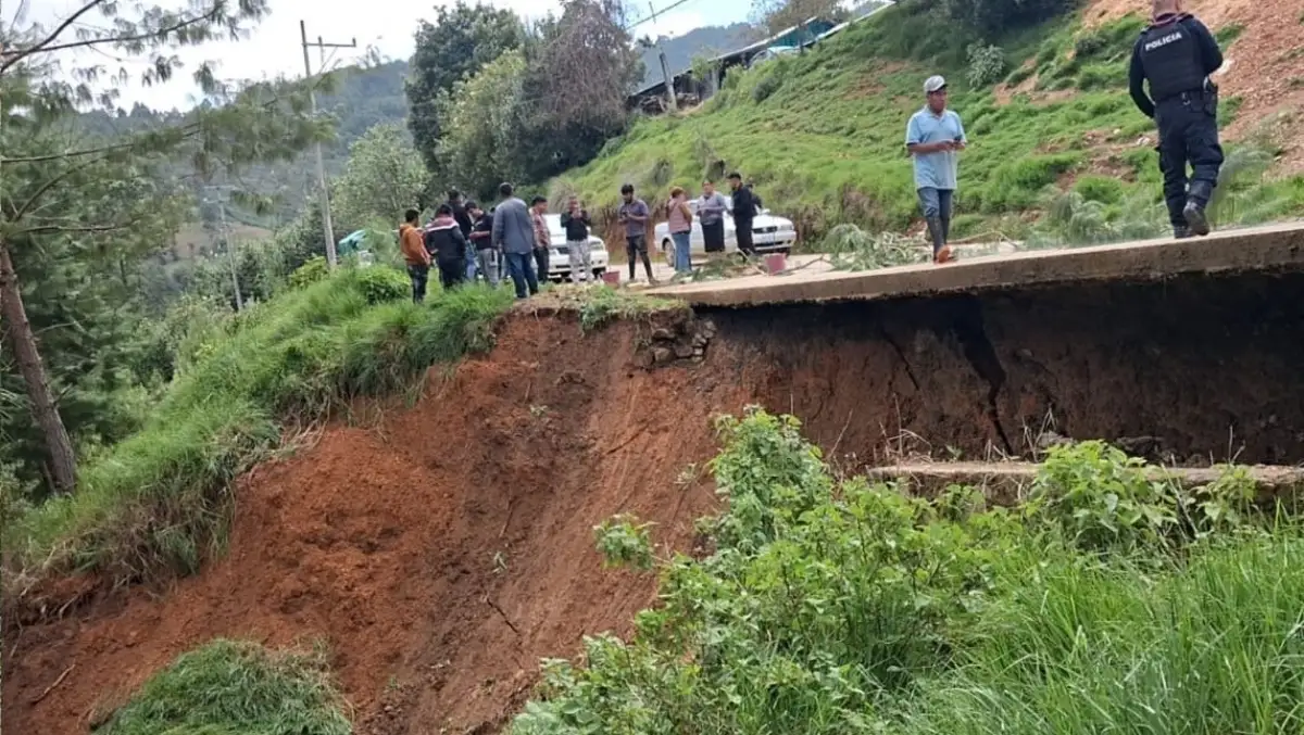 Muer3e una joven por derrumbe en Veracruz; reportan inundaciones, deslaves y bloqueos carreteros