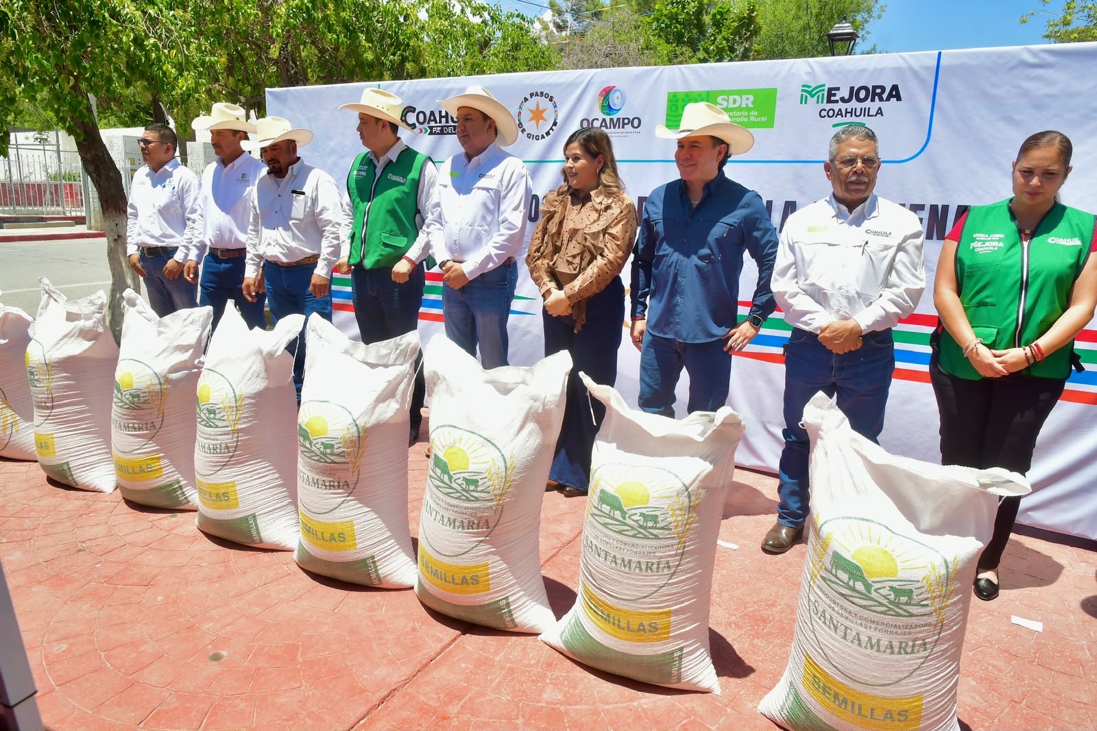 SDR COAHUILA Y ADRIANA VALDÉS ENTREGAN SEMILLA FORRAJERA A PRODUCTORES DE OCAMPO