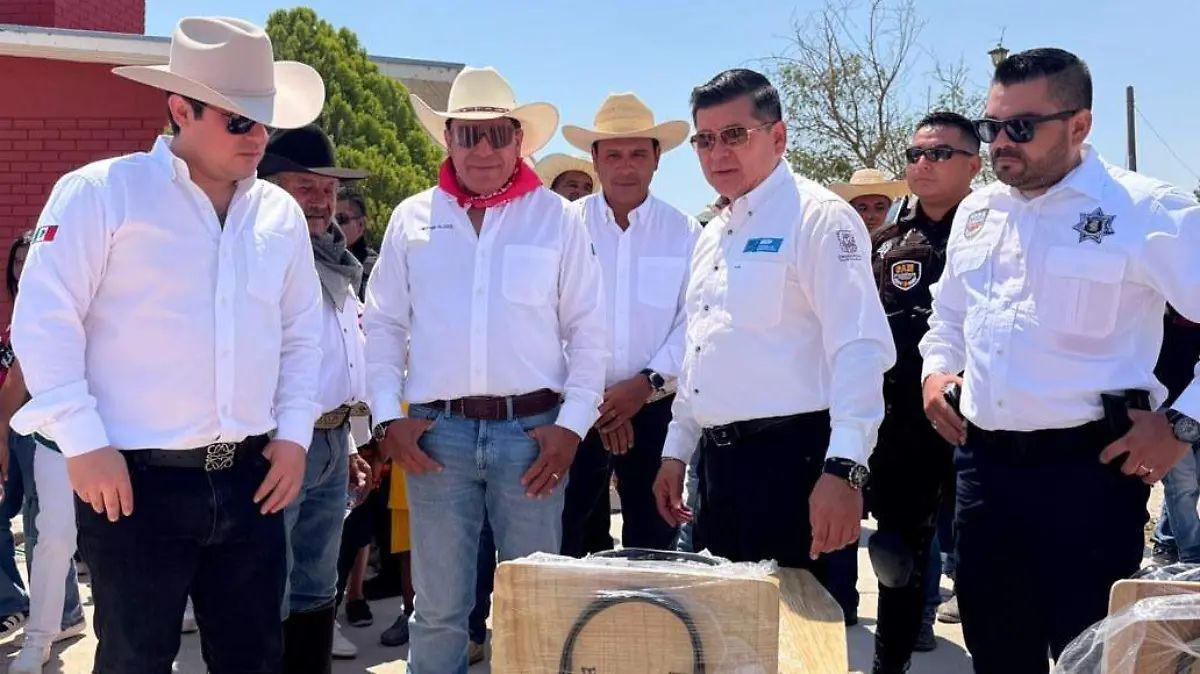 Apoya Alfredo Olivas educación en Parras