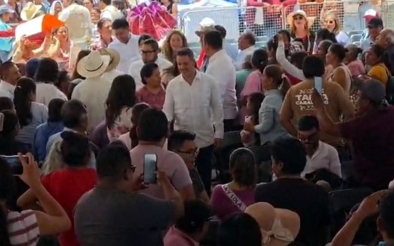 Abuchean a Murat; lo defiende CSP ‘aunque no les guste’