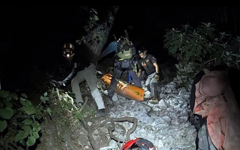 Rescatan a saltillense de barranco en Monterrey
