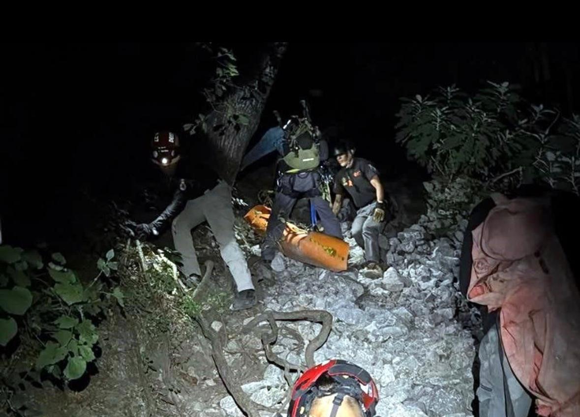 Rescatan a saltillense de barranco en Monterrey