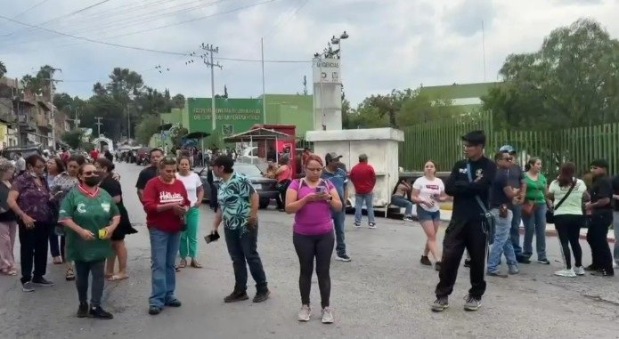 Protestan por presunta negligencia médica en el IMSS; bloquean calles
