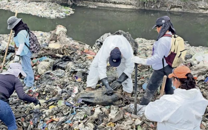 Buscan a sus hijos en la basura