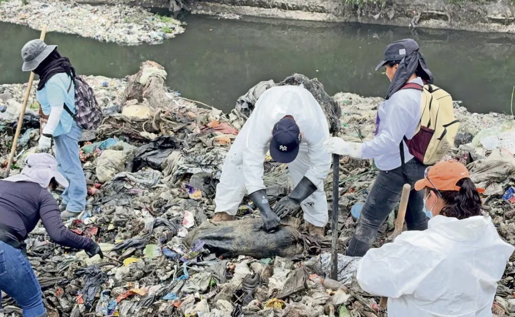 Buscan a sus hijos en la basura