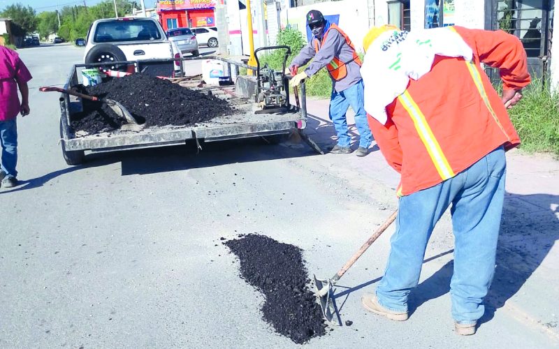 Atiende Castaños baches en diferentes sectores