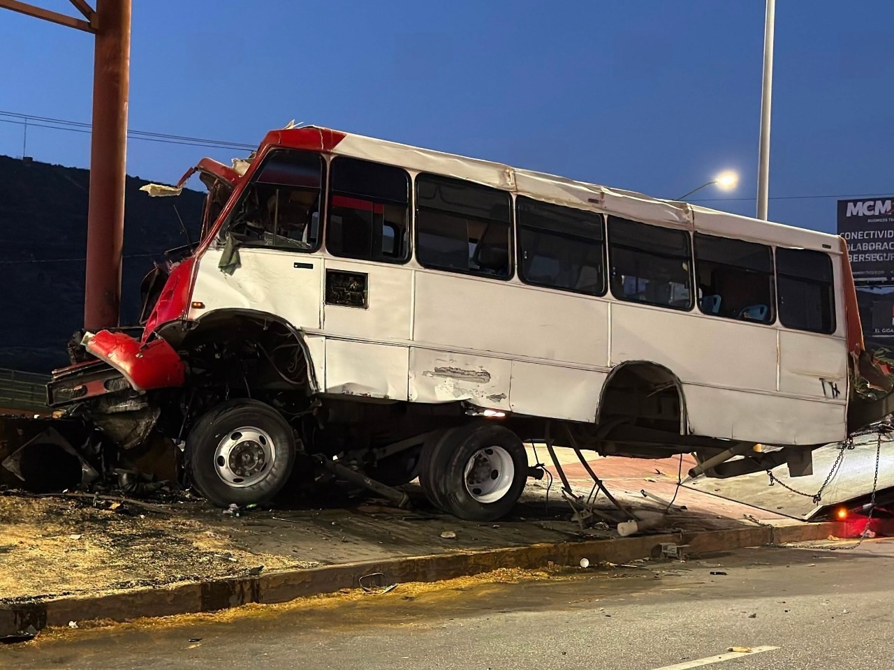 Fallece chofer de ruta tras chocar con puente