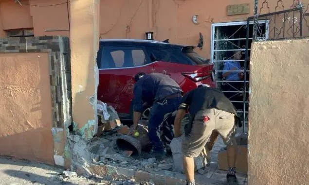 Choca contra poste y destroza domicilio