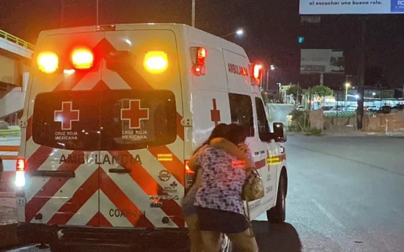 Choca, huye y se termina estrellando con el camellón