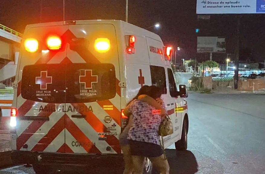 Choca, huye y se termina estrellando con el camellón