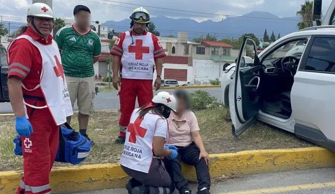 Camión sin frenos choca camioneta
