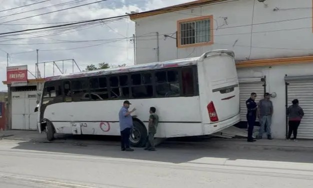 Choca camión sin frenos con locales
