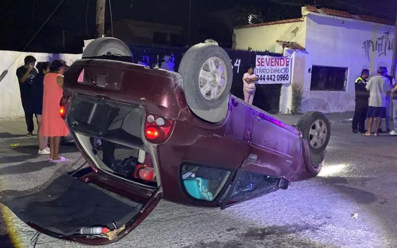 Vuelca borracho tras chocar contra un auto estacionado