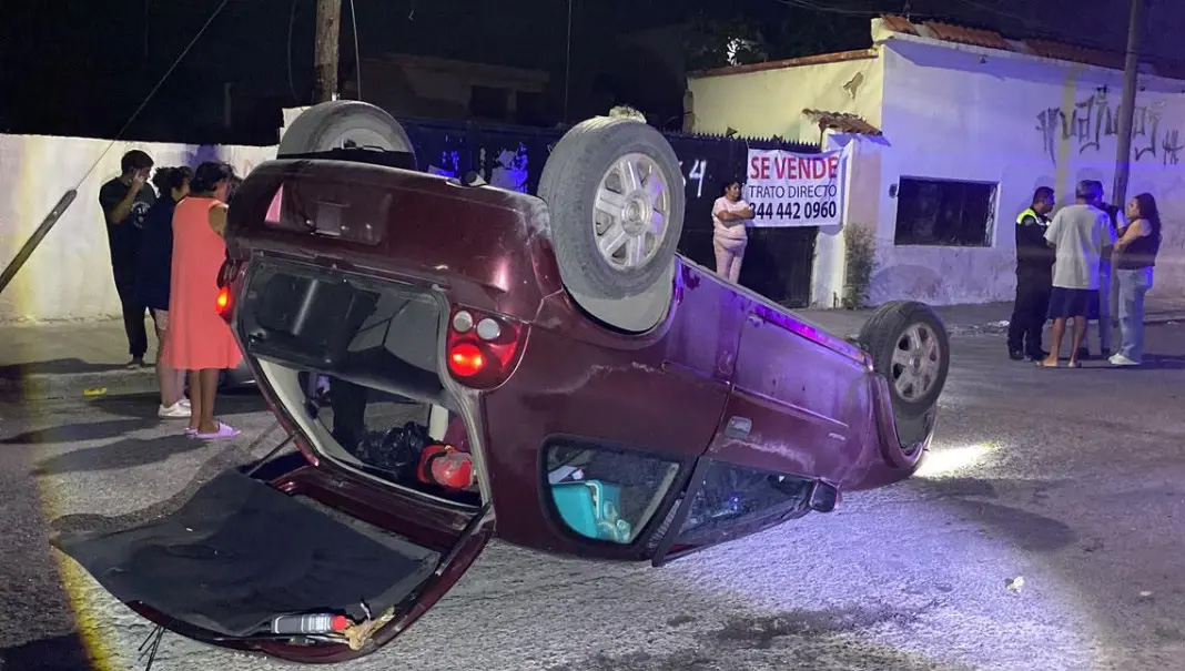 Vuelca borracho tras chocar contra un auto estacionado