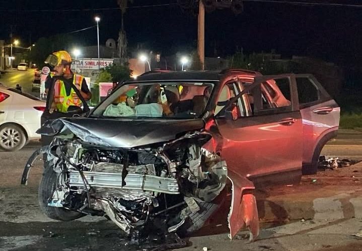 Deja accidente dos jóvenes prensados