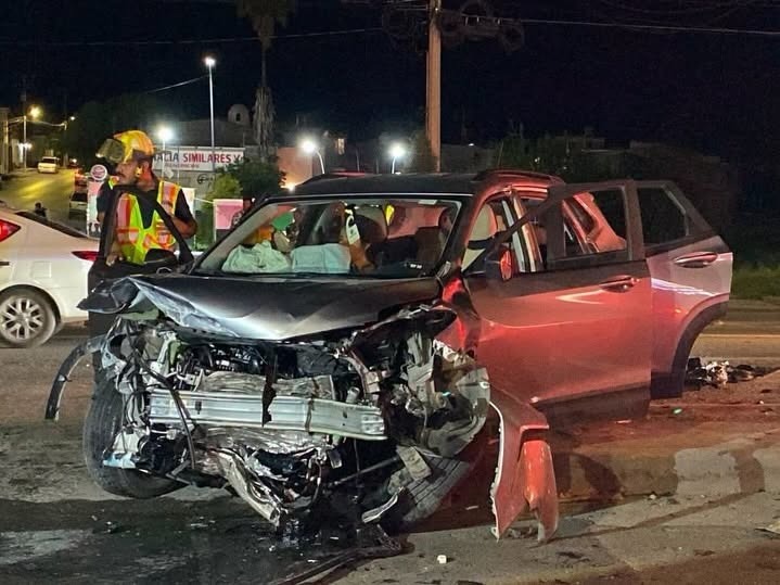 Deja accidente dos jóvenes prensados