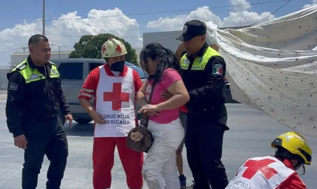 Intenta retornar y deja padre e hija lesionados