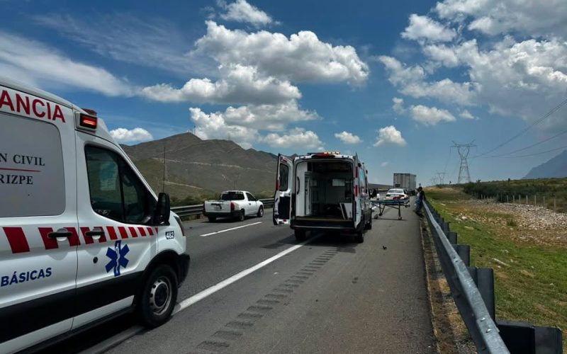 Se sale del camino y choca con la barrera de contención