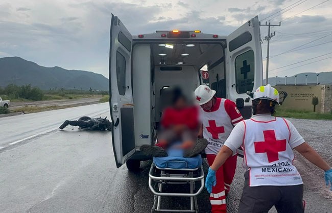 Atraviesa moto al paso de vehículo