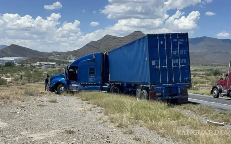 Chocan tráiler y auto en fallido intento por rebasar