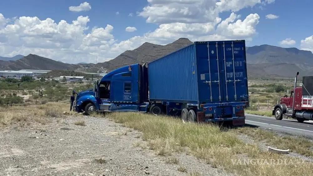 Chocan tráiler y auto en fallido intento por rebasar