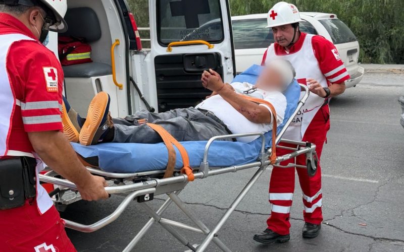 Tráiler provoca volcadura y deja herido a septuagenario
