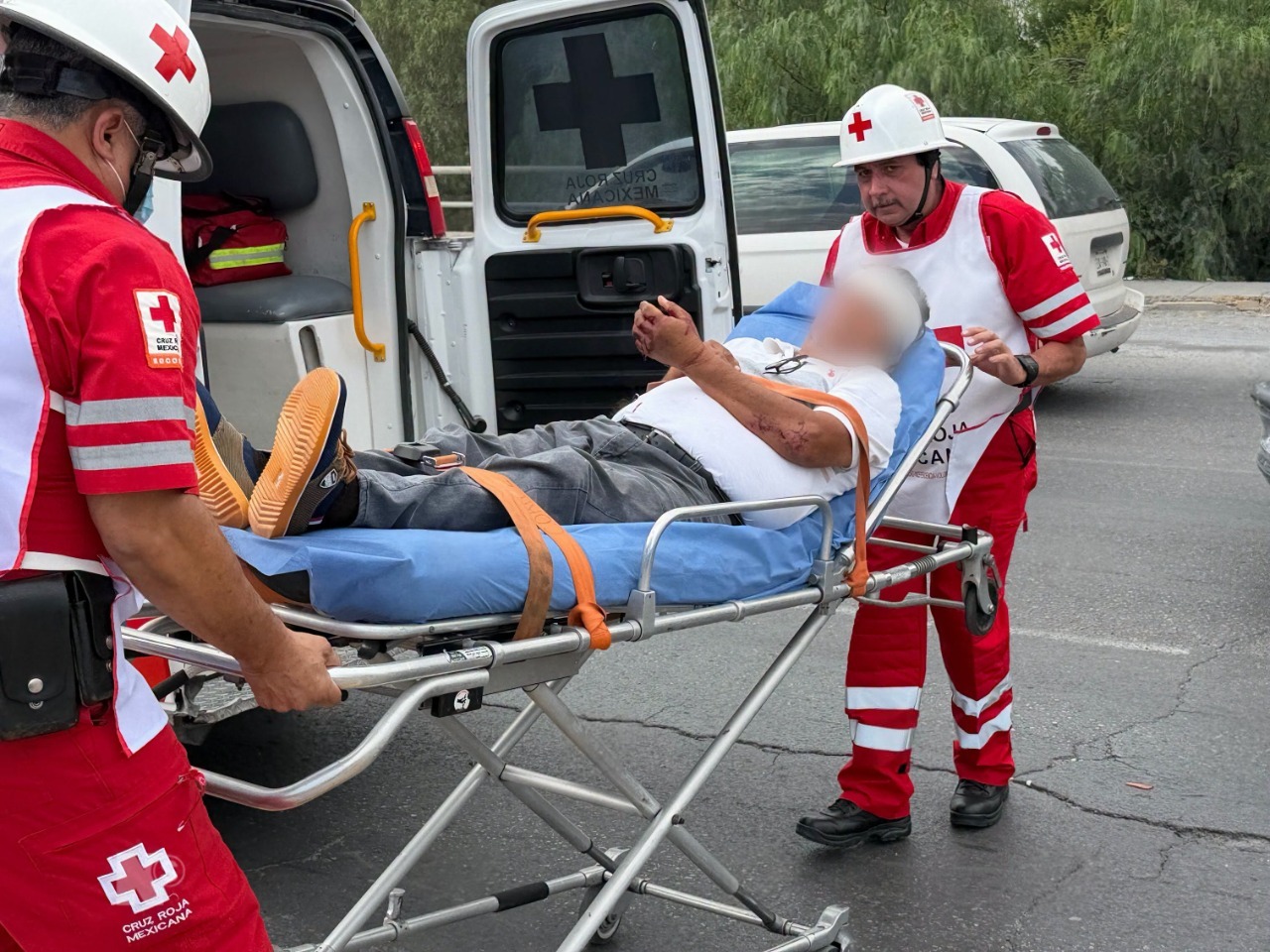 Tráiler provoca volcadura y deja herido a septuagenario
