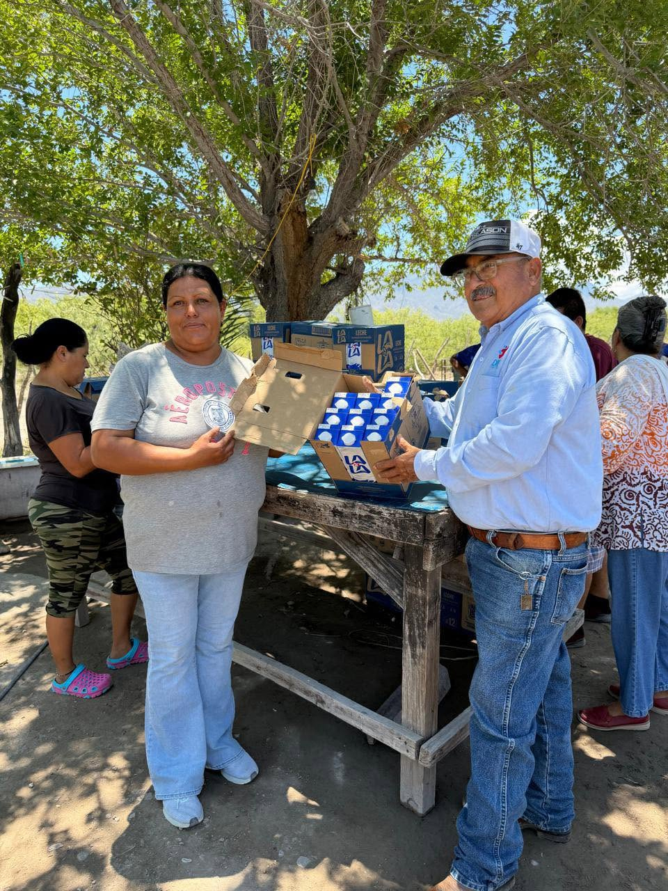 Entrega DIF municipal Leche en ejido Venado