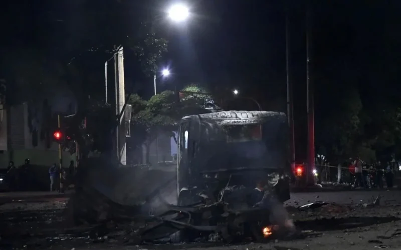 Deja 11 heridos atentado en recinto policial en Colombia