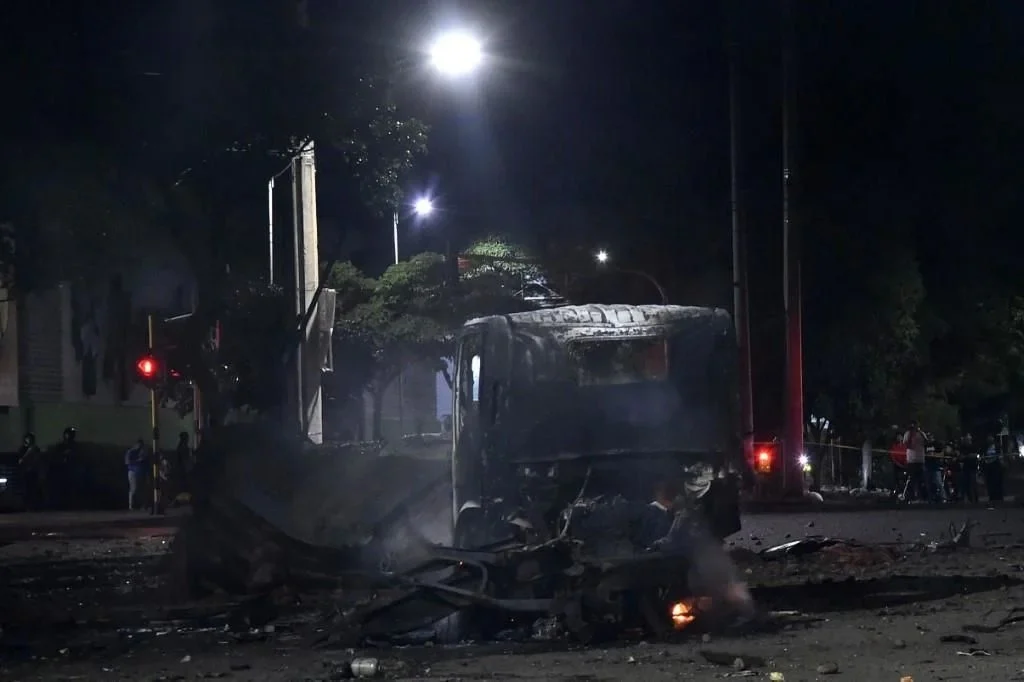 Deja 11 heridos atentado en recinto policial en Colombia