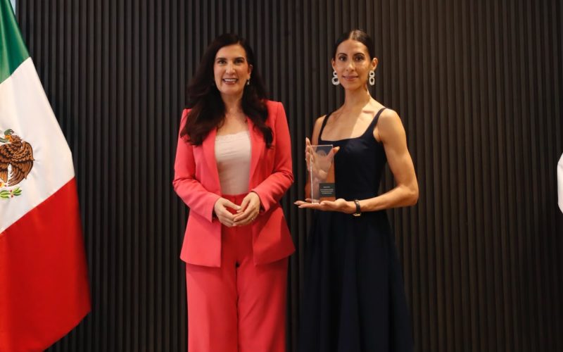 Diputada Kenia López Rabadán entrega reconocimiento a la bailarina de ballet Elisa Carrillo Cabrera