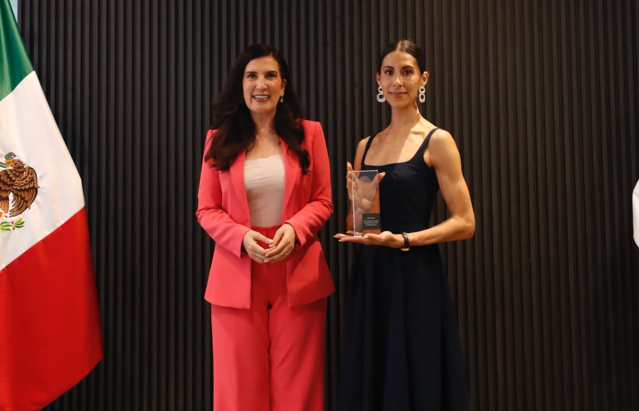Diputada Kenia López Rabadán entrega reconocimiento a la bailarina de ballet Elisa Carrillo Cabrera