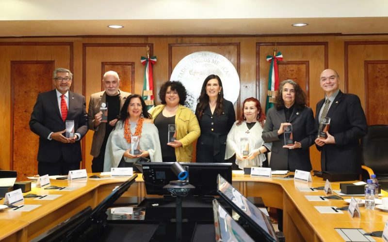 Diputada Kenia López Rabadán entrega reconocimientos a artistas de distintos ámbitos culturales