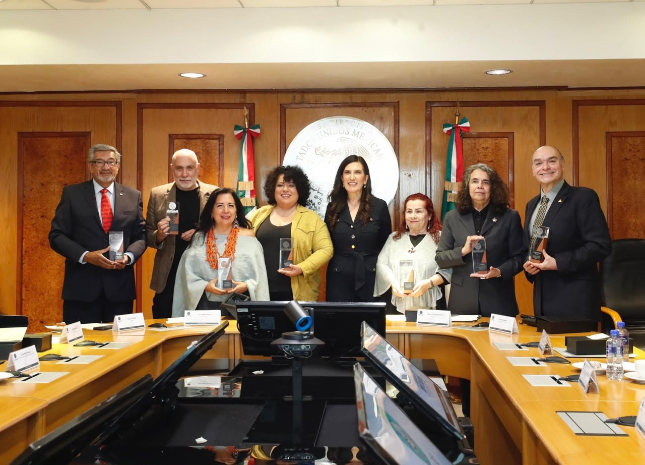 Diputada Kenia López Rabadán entrega reconocimientos a artistas de distintos ámbitos culturales