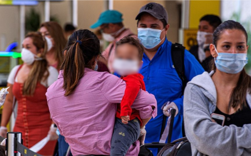 Al menos 40 migrantes fueron detenidos en un solo día en aeropuertos de EU, reporta NBC